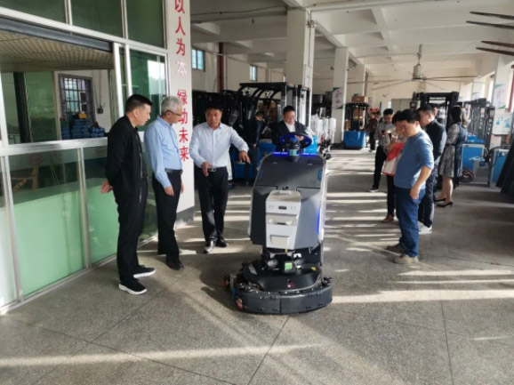 情暖永新昌丨熱烈歡迎廈門總商會舉辦的哈工大會長班同學(xué)光臨廈門永新昌參觀指導(dǎo)。